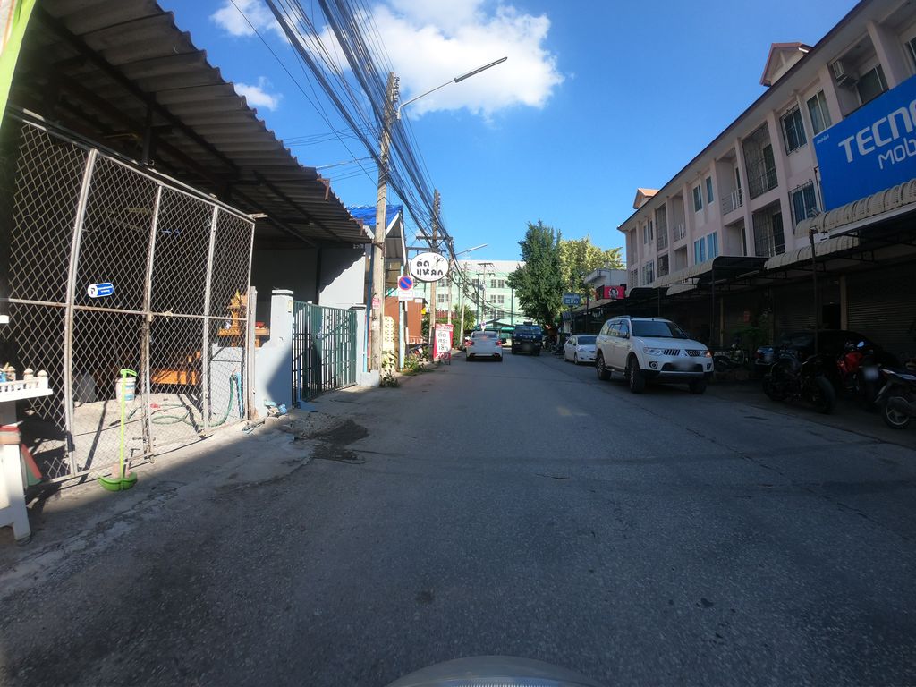 ภาพถนนตรงที่ The aurora clinic ตั้งอยู่ ถ่ายโดย chanuwath_grab พ.ศ. 2562 (2019) · A street-level view of where The aurora clinic stands, by chanuwath_grab in 2562 (2019)