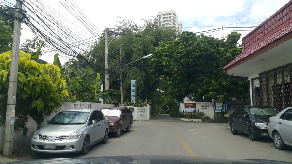 ภาพถนนตรงที่ คลีนิคหมอชัยรัตน์ ตั้งอยู่ ถ่ายโดย jrcarlsen พ.ศ. 2560 (2017) · A street-level view of where คลีนิคหมอชัยรัตน์ · Clinic Mo Chai Rat stands, by jrcarlsen in 2560 (2017)