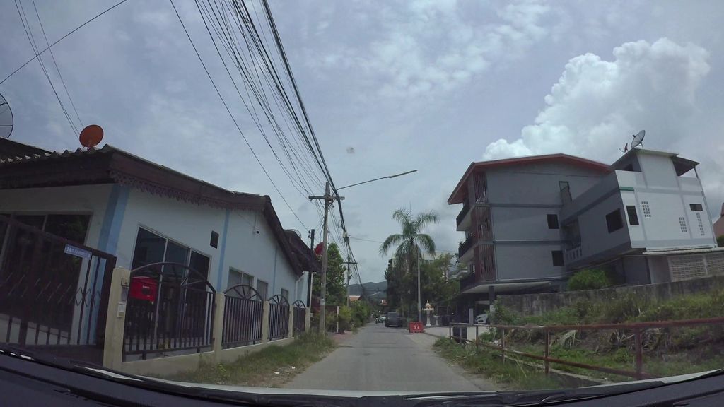 ภาพถนนตรงที่ บ้านท้องฟ้า Thongfah’shome ตั้งอยู่ ถ่ายโดย kaart_3 พ.ศ. 2562 (2019) · A street-level view of where บ้านท้องฟ้า Thongfah’shome stands, by kaart_3 in 2562 (2019)