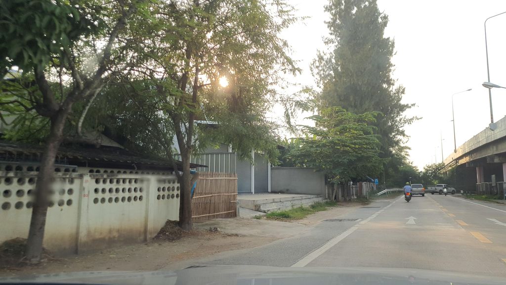 ภาพถนนตรงที่ สเต็กเต็มคำ ตั้งอยู่ ถ่ายโดย jrcarlsen พ.ศ. 2564 (2021) · A street-level view of where สเต็กเต็มคำ · Steak Tem Kham stands, by jrcarlsen in 2564 (2021)