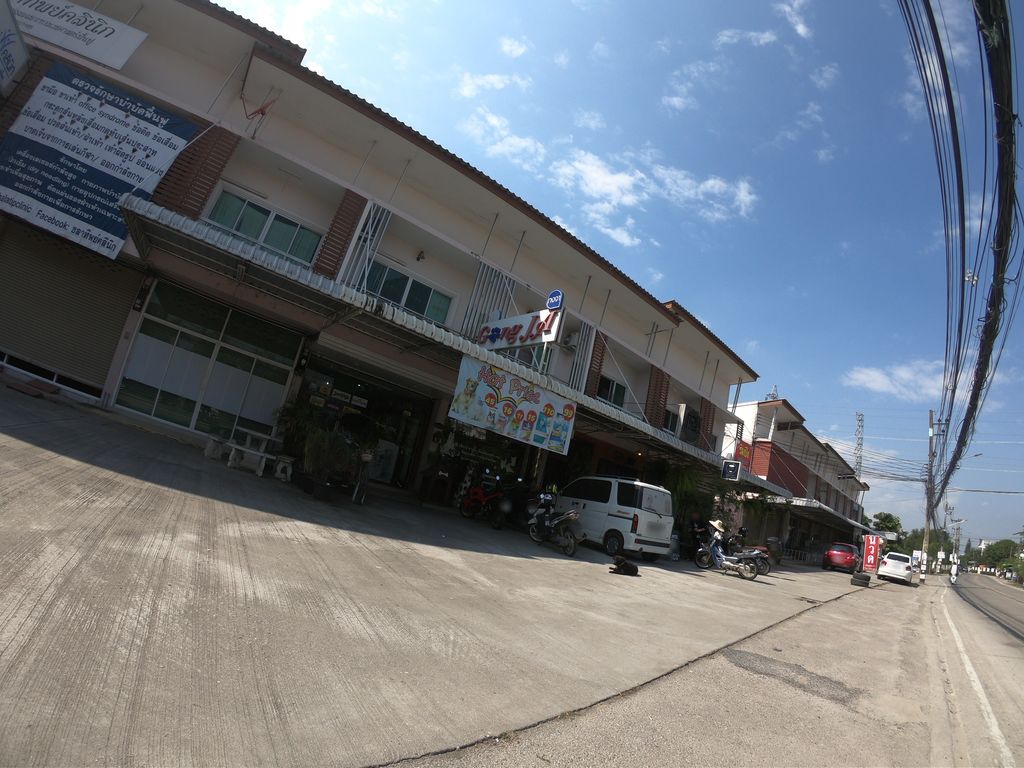 ภาพถนนตรงที่ klom cafe ตั้งอยู่ ถ่ายโดย chanuwath_grab พ.ศ. 2562 (2019) · A street-level view of where klom cafe stands, by chanuwath_grab in 2562 (2019)