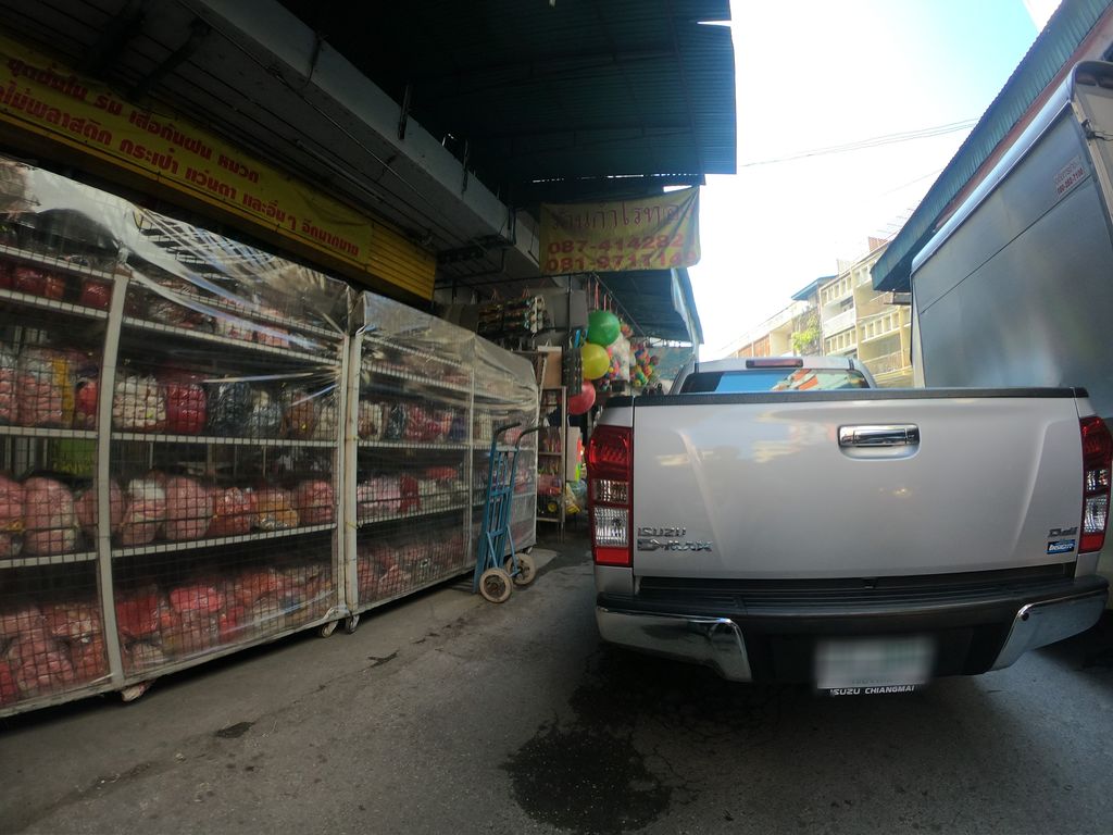 ภาพถนนตรงที่ จันทร์เทวีการค้า ตั้งอยู่ ถ่ายโดย chanuwath_grab พ.ศ. 2562 (2019) · A street-level view of where จันทร์เทวีการค้า · Chan Theo Kankha stands, by chanuwath_grab in 2562 (2019)