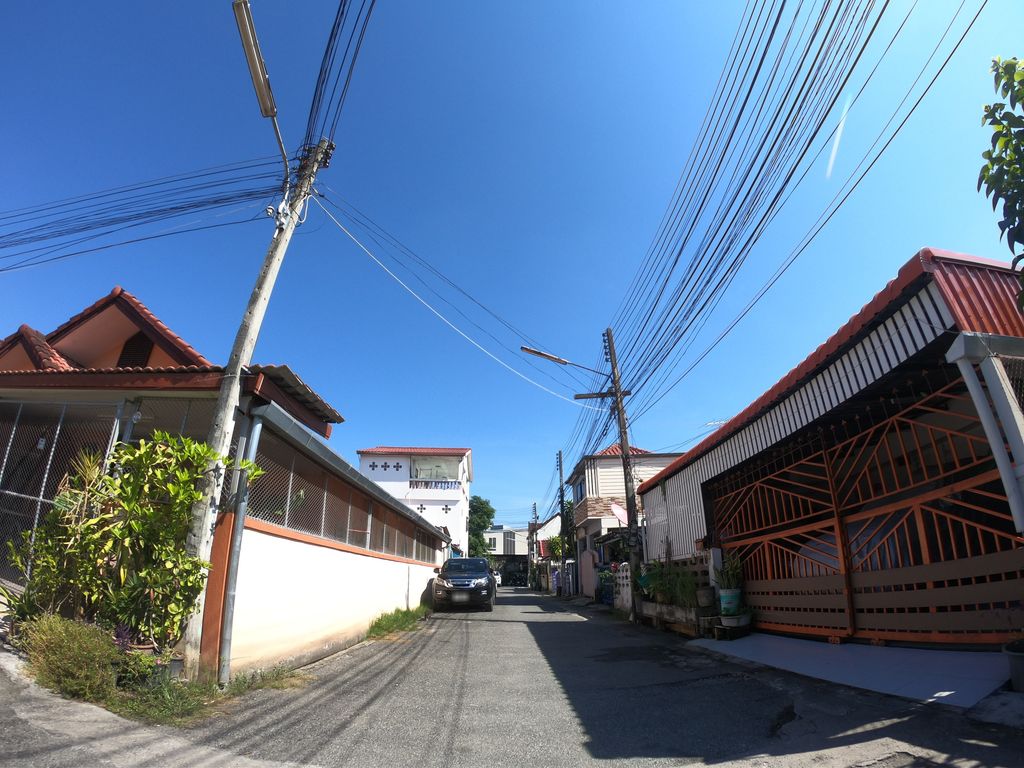 ภาพถนนตรงที่ ChickenChiq2002 ตั้งอยู่ ถ่ายโดย chanuwath_grab พ.ศ. 2562 (2019) · A street-level view of where ChickenChiq2002 stands, by chanuwath_grab in 2562 (2019)