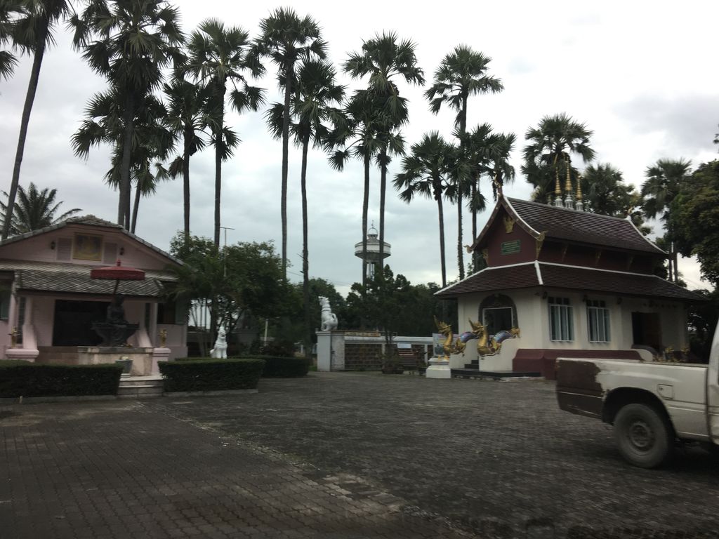 ภาพถนนตรงที่ วัดดาราภิมุข ตั้งอยู่ ถ่ายโดย wapriz พ.ศ. 2561 (2018) · A street-level view of where วัดดาราภิมุข · Wat Dara Phi Muk stands, by wapriz in 2561 (2018)