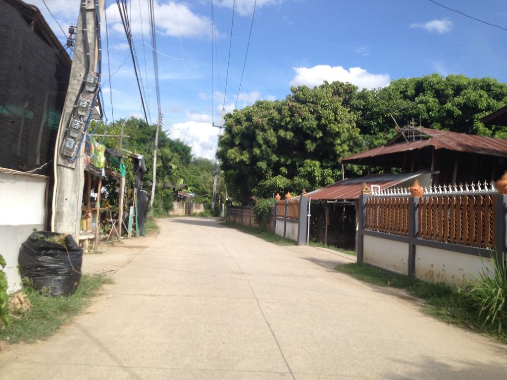ภาพถนนตรงที่ บ้านแหวนแดนสิวิไล ตั้งอยู่ ถ่ายโดย jimwatana พ.ศ. 2558 (2015) · A street-level view of where บ้านแหวนแดนสิวิไล · Ban Waen Daen Si Wilai stands, by jimwatana in 2558 (2015)