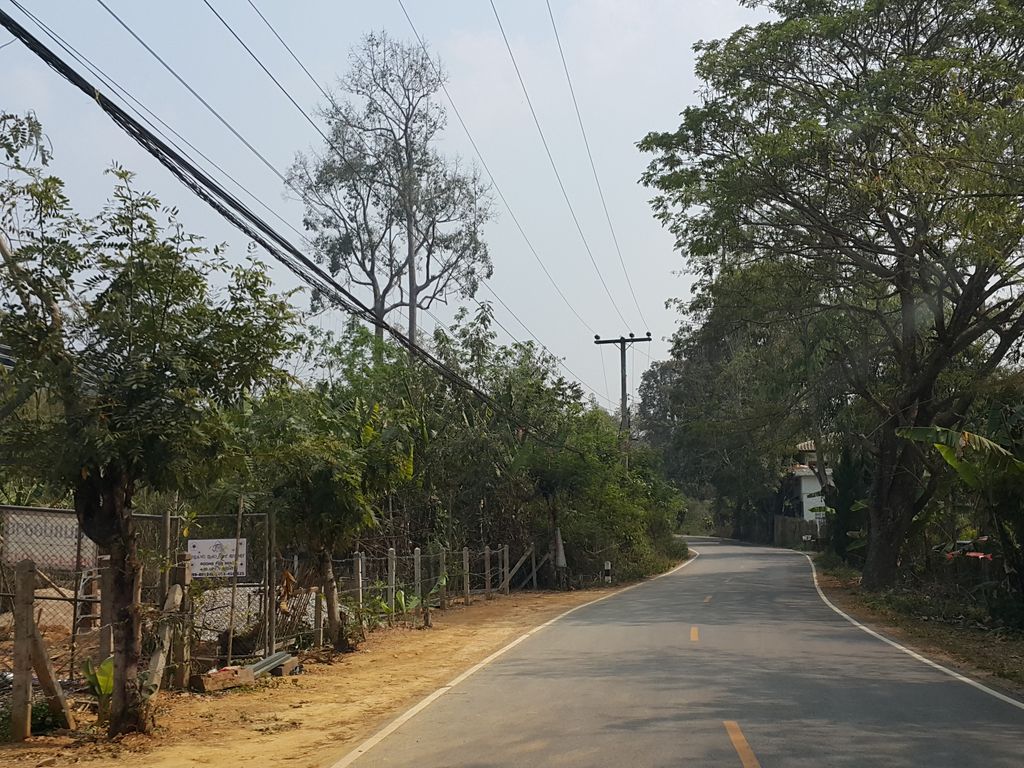 ภาพถนนตรงที่ Chiangdao Hut เชียงดาวฮัท ตั้งอยู่ ถ่ายโดย jrcarlsen พ.ศ. 2559 (2016) · A street-level view of where Chiangdao Hut เชียงดาวฮัท stands, by jrcarlsen in 2559 (2016)