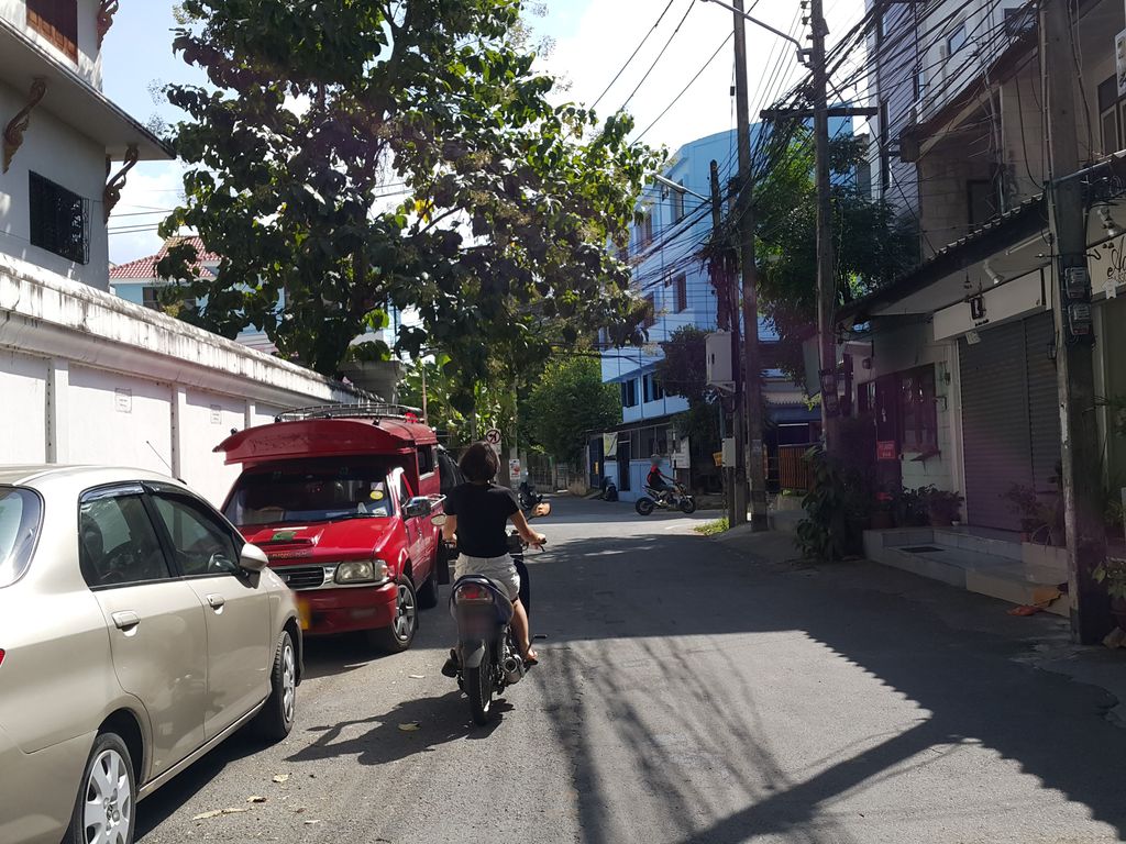 ภาพถนนตรงที่ Mr. Remote ประตูรีโมท ตั้งอยู่ ถ่ายโดย jrcarlsen พ.ศ. 2558 (2015) · A street-level view of where Mr. Remote ประตูรีโมท stands, by jrcarlsen in 2558 (2015)