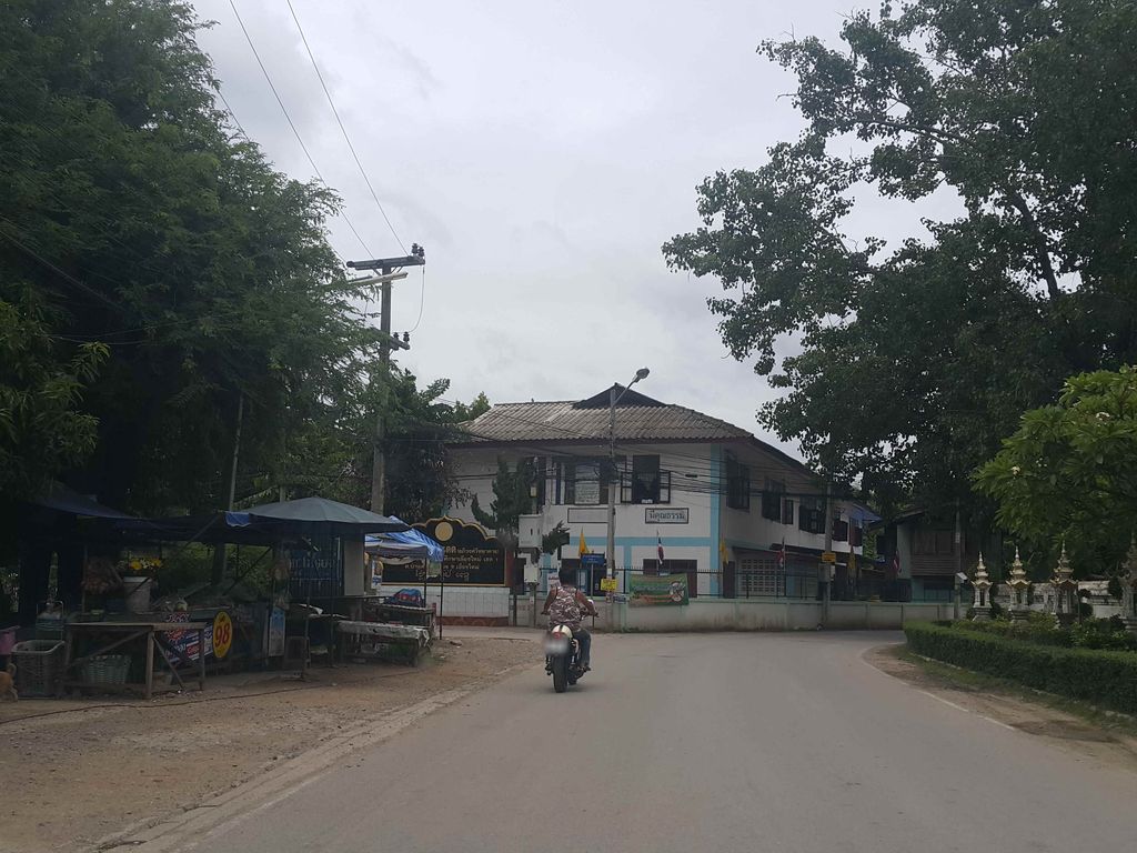 ภาพถนนตรงที่ วัดป่าแดด ตั้งอยู่ ถ่ายโดย jrcarlsen พ.ศ. 2558 (2015) · A street-level view of where วัดป่าแดด · Wat Pa Daet stands, by jrcarlsen in 2558 (2015)