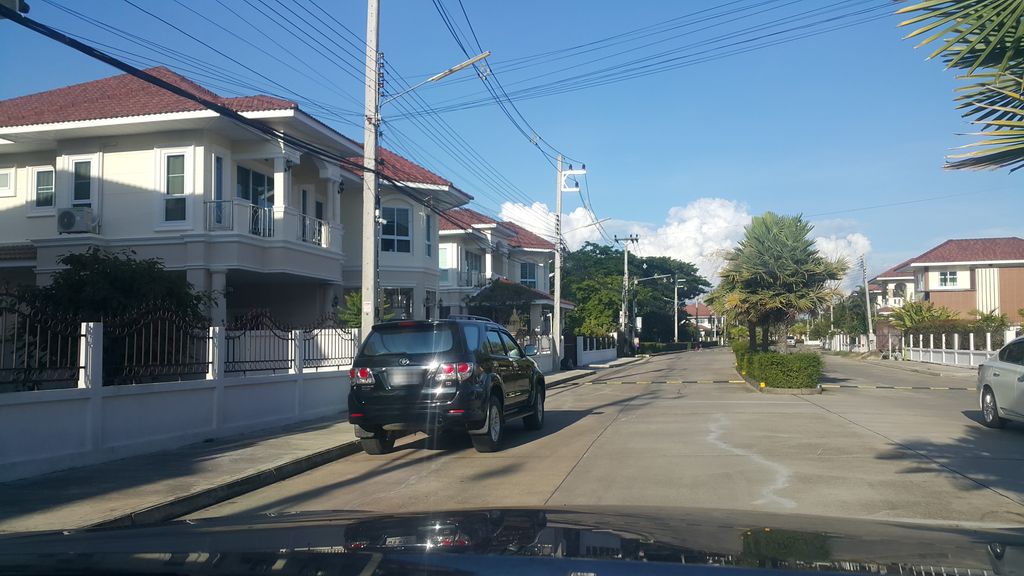 ภาพถนนตรงที่ ศิวาลัย วิลเลจ 4 ตั้งอยู่ ถ่ายโดย jrcarlsen พ.ศ. 2561 (2018) · A street-level view of where ศิวาลัย วิลเลจ 4 · Siolai Village 4 stands, by jrcarlsen in 2561 (2018)