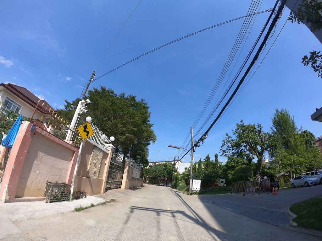 ภาพถนนตรงที่ Mira Residence and Resort ตั้งอยู่ ถ่ายโดย chanuwath_grab พ.ศ. 2562 (2019) · A street-level view of where Mira Residence and Resort stands, by chanuwath_grab in 2562 (2019)