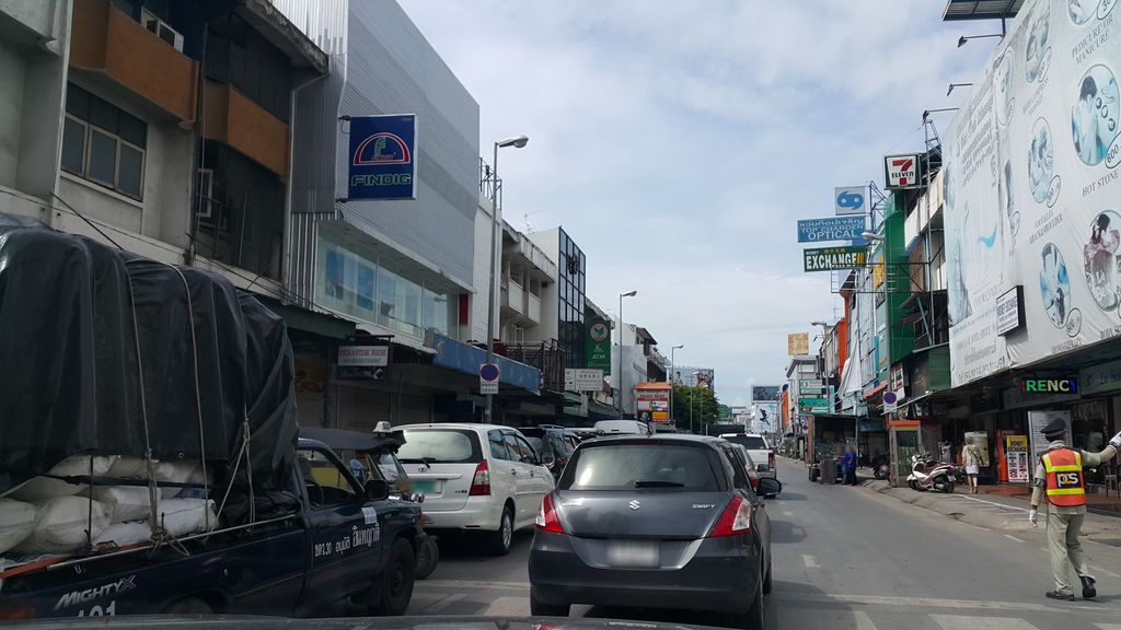 ภาพถนนตรงที่ Watsons ตั้งอยู่ ถ่ายโดย jrcarlsen พ.ศ. 2559 (2016) · A street-level view of where Watsons stands, by jrcarlsen in 2559 (2016)