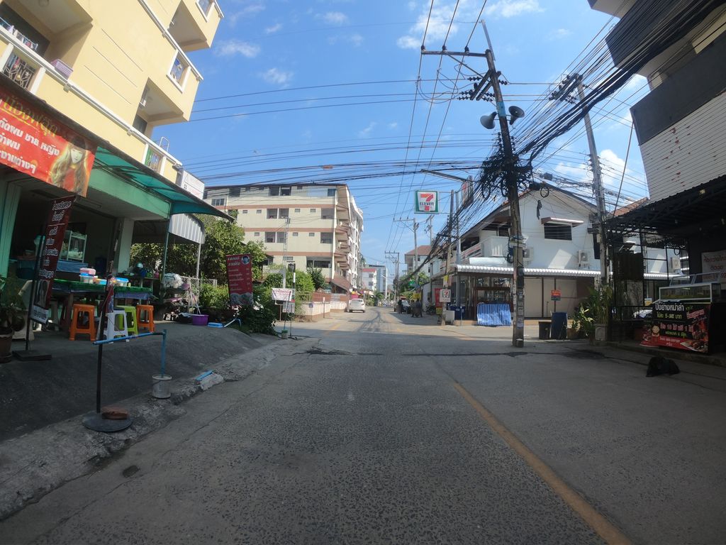 ภาพถนนตรงที่ แอทโฮมอพาร์ทเมนท์ ตั้งอยู่ ถ่ายโดย chanuwath_grab พ.ศ. 2562 (2019) · A street-level view of where แอทโฮมอพาร์ทเมนท์ · At Home Apartment stands, by chanuwath_grab in 2562 (2019)
