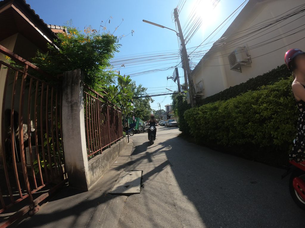 ภาพถนนตรงที่ โบว์ & เบน Salon ตั้งอยู่ ถ่ายโดย chanuwath_grab พ.ศ. 2562 (2019) · A street-level view of where โบว์ & เบน Salon stands, by chanuwath_grab in 2562 (2019)