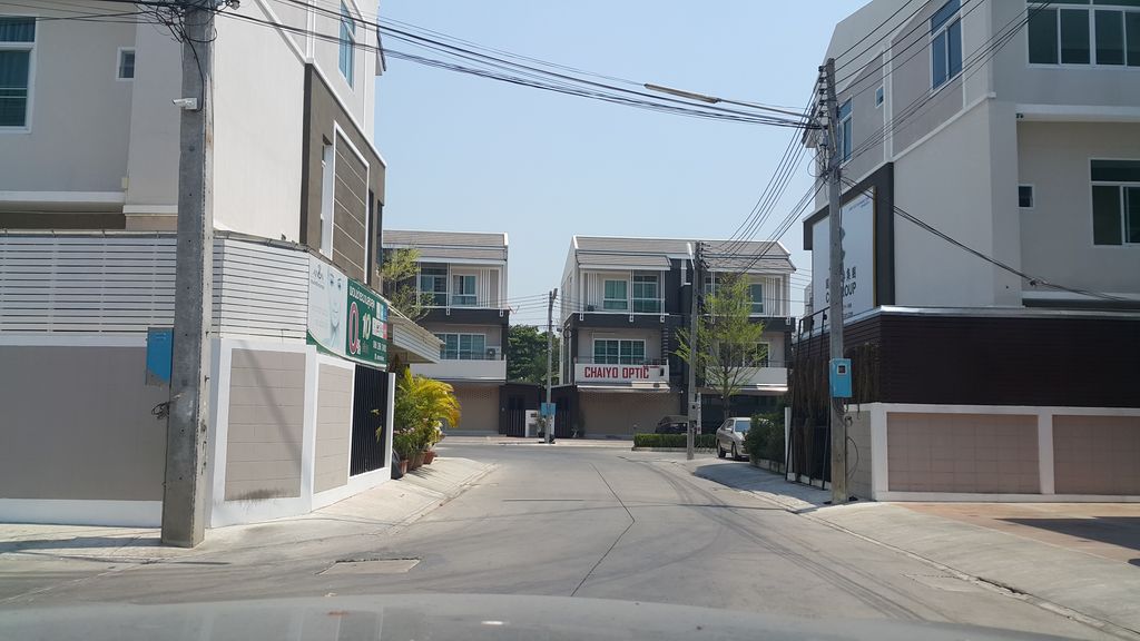 ภาพถนนตรงที่ Chillzone cafe ตั้งอยู่ ถ่ายโดย jrcarlsen พ.ศ. 2560 (2017) · A street-level view of where Chillzone cafe stands, by jrcarlsen in 2560 (2017)