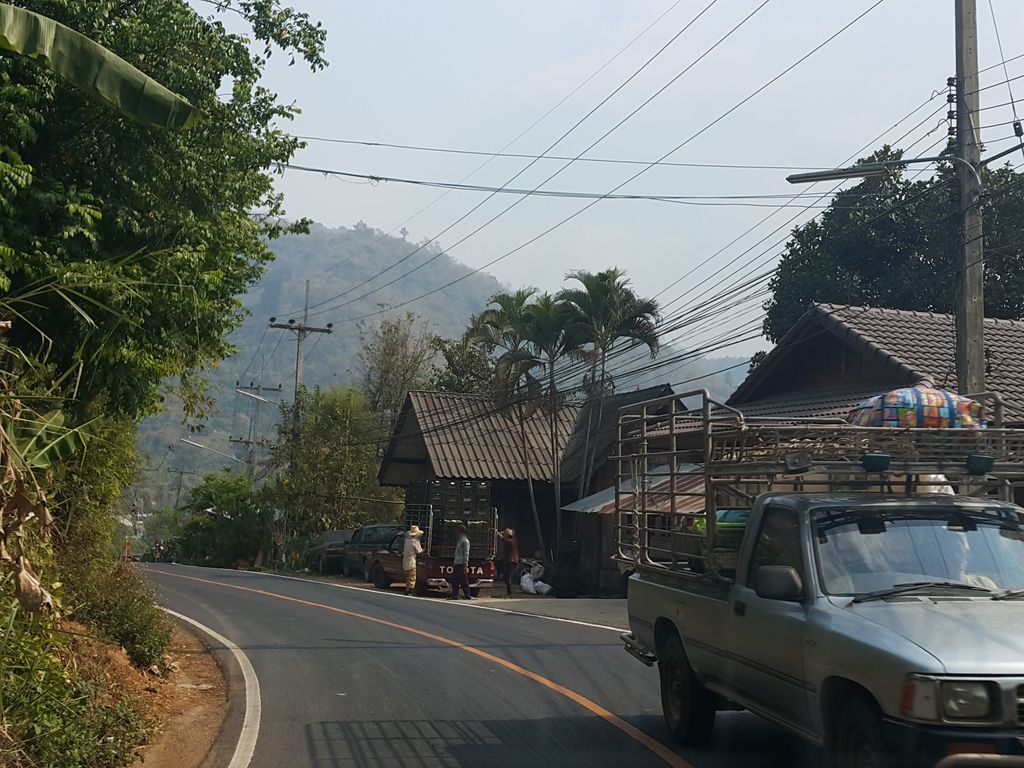 ภาพถนนตรงที่ Phu Ing Fah Resort ตั้งอยู่ ถ่ายโดย jrcarlsen พ.ศ. 2559 (2016) · A street-level view of where Phu Ing Fah Resort stands, by jrcarlsen in 2559 (2016)