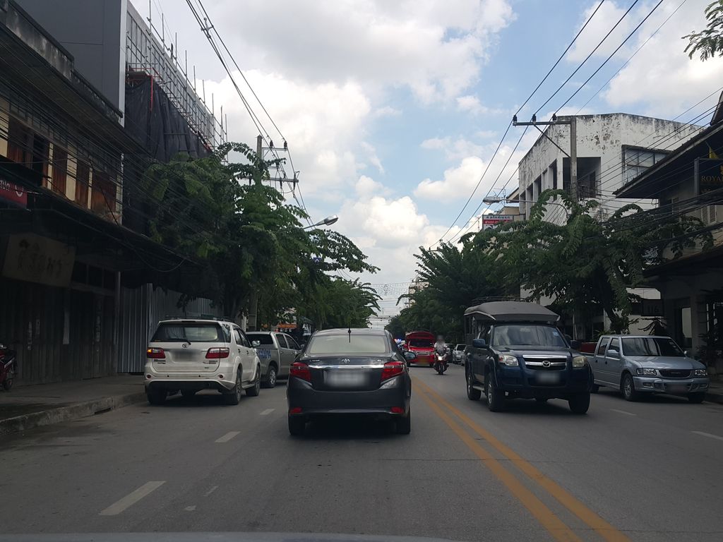 ภาพถนนตรงที่ Me&Bacon Nawarat ตั้งอยู่ ถ่ายโดย jrcarlsen พ.ศ. 2558 (2015) · A street-level view of where Me&Bacon Nawarat stands, by jrcarlsen in 2558 (2015)