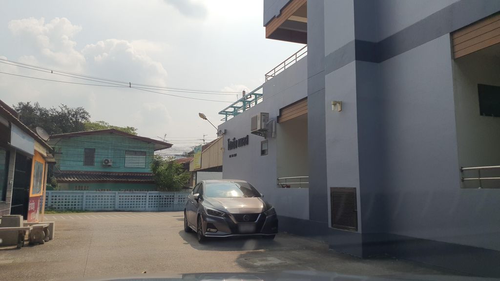 ภาพถนนตรงที่ โซเนียเพลส ตั้งอยู่ ถ่ายโดย jrcarlsen พ.ศ. 2565 (2022) · A street-level view of where โซเนียเพลส · Soniaphlet stands, by jrcarlsen in 2565 (2022)