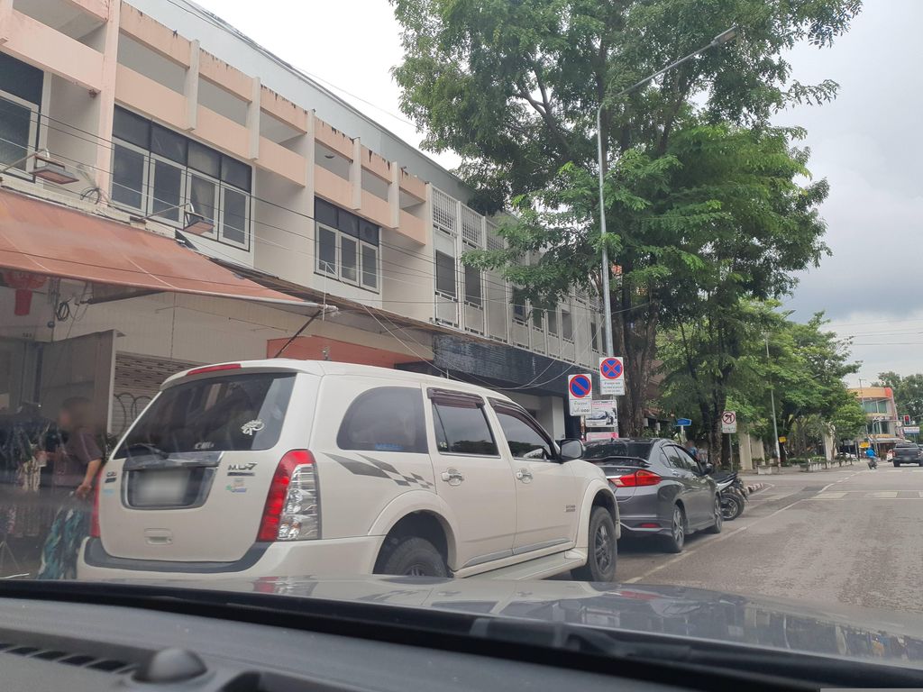 ภาพถนนตรงที่ Luziana ตั้งอยู่ ถ่ายโดย jrcarlsen พ.ศ. 2566 (2023) · A street-level view of where Luziana stands, by jrcarlsen in 2566 (2023)
