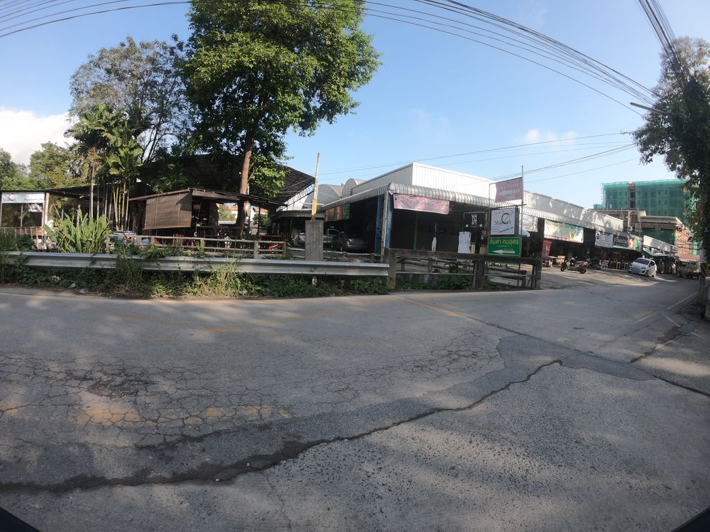ภาพถนนตรงที่ ส้มตำเขยลาวสาวเหนือ ตั้งอยู่ ถ่ายโดย chanuwath_grab พ.ศ. 2562 (2019) · A street-level view of where ส้มตำเขยลาวสาวเหนือ · Som Tam Khoei Lao Sao Nuea stands, by chanuwath_grab in 2562 (2019)