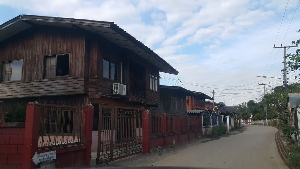 ภาพถนนตรงที่ ร้านปังปัง และ หม่าล่า ตั้งอยู่ ถ่ายโดย jrcarlsen พ.ศ. 2562 (2019) · A street-level view of where ร้านปังปัง และ หม่าล่า · Ran Pangpang Lae Mala stands, by jrcarlsen in 2562 (2019)