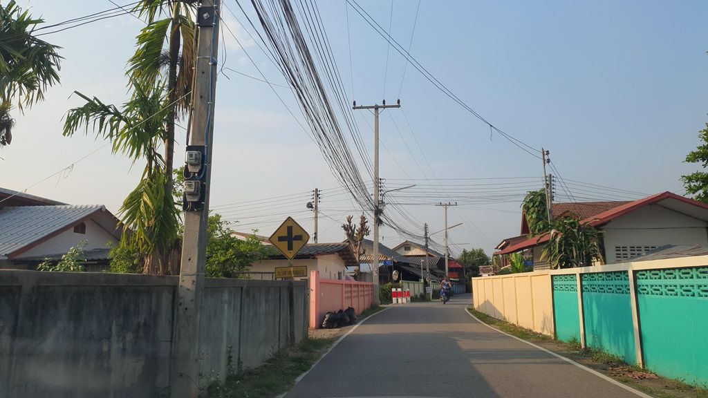ภาพถนนตรงที่ สันป่าตอง (หนองหวาย) ตั้งอยู่ ถ่ายโดย jrcarlsen พ.ศ. 2565 (2022) · A street-level view of where สันป่าตอง (หนองหวาย) · San Pa Tong (nong Wai) stands, by jrcarlsen in 2565 (2022)