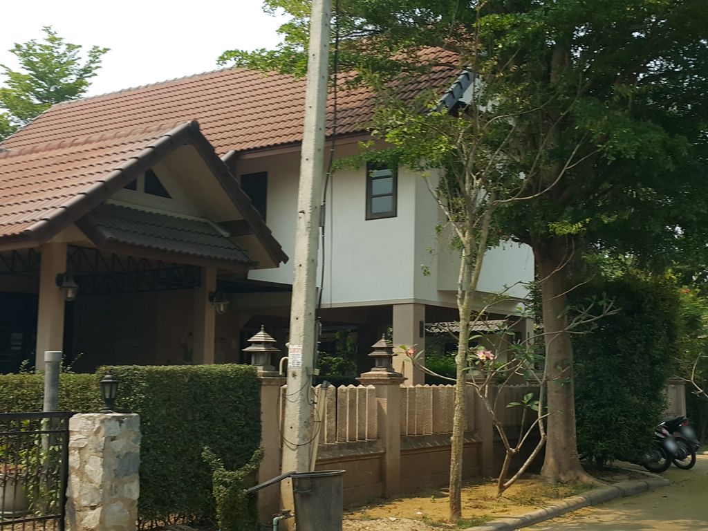 ภาพถนนตรงที่ SARAN Coffee Corner ตั้งอยู่ ถ่ายโดย jrcarlsen พ.ศ. 2559 (2016) · A street-level view of where SARAN Coffee Corner stands, by jrcarlsen in 2559 (2016)