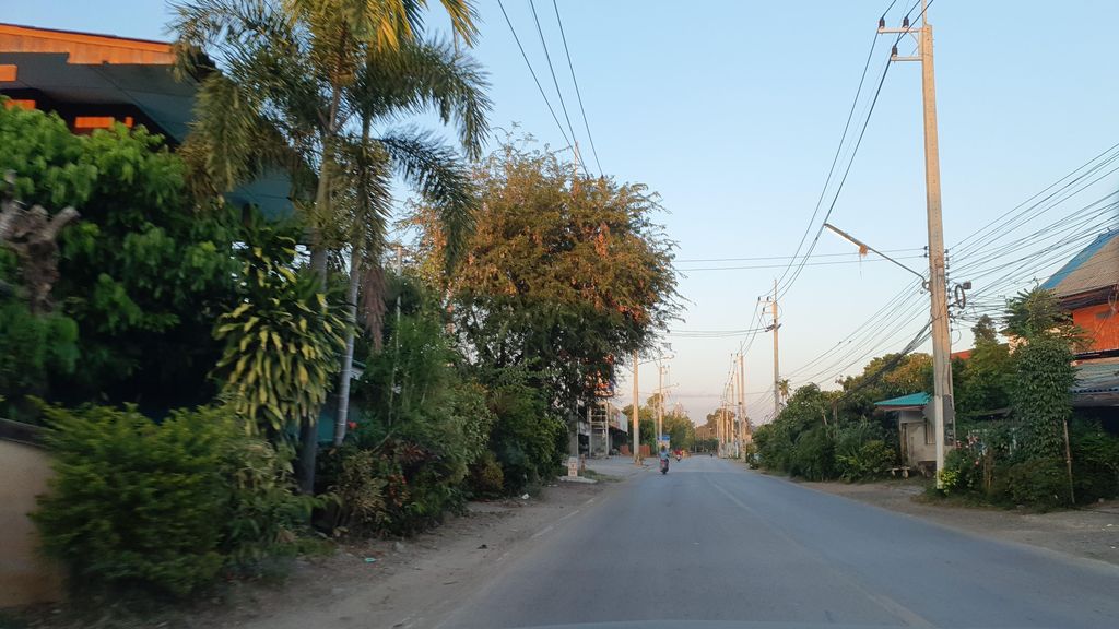 ภาพถนนตรงที่ สี่แยกข้าวซอย แม่วาง ตั้งอยู่ ถ่ายโดย jrcarlsen พ.ศ. 2565 (2022) · A street-level view of where สี่แยกข้าวซอย แม่วาง · Siyaek Khao Soi Mae Wang stands, by jrcarlsen in 2565 (2022)