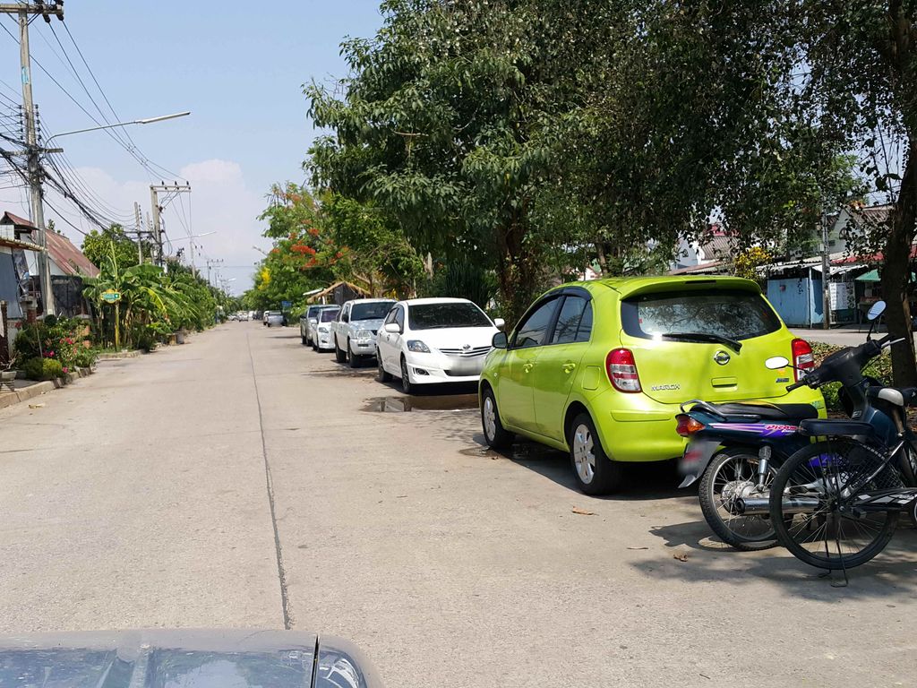 ภาพถนนตรงที่ ซาเล้งคอฟฟี่ ตั้งอยู่ ถ่ายโดย jrcarlsen พ.ศ. 2558 (2015) · A street-level view of where ซาเล้งคอฟฟี่ · Salengkhopfi stands, by jrcarlsen in 2558 (2015)