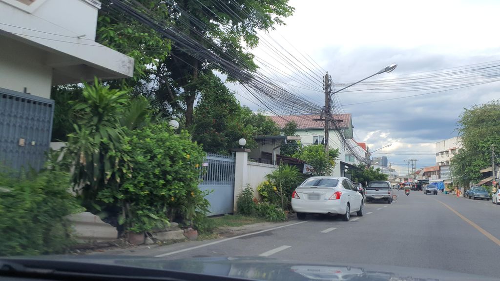 ภาพถนนตรงที่ หอยนาพาเพลิน ตั้งอยู่ ถ่ายโดย jrcarlsen พ.ศ. 2565 (2022) · A street-level view of where หอยนาพาเพลิน · Hoinaphaphloen stands, by jrcarlsen in 2565 (2022)