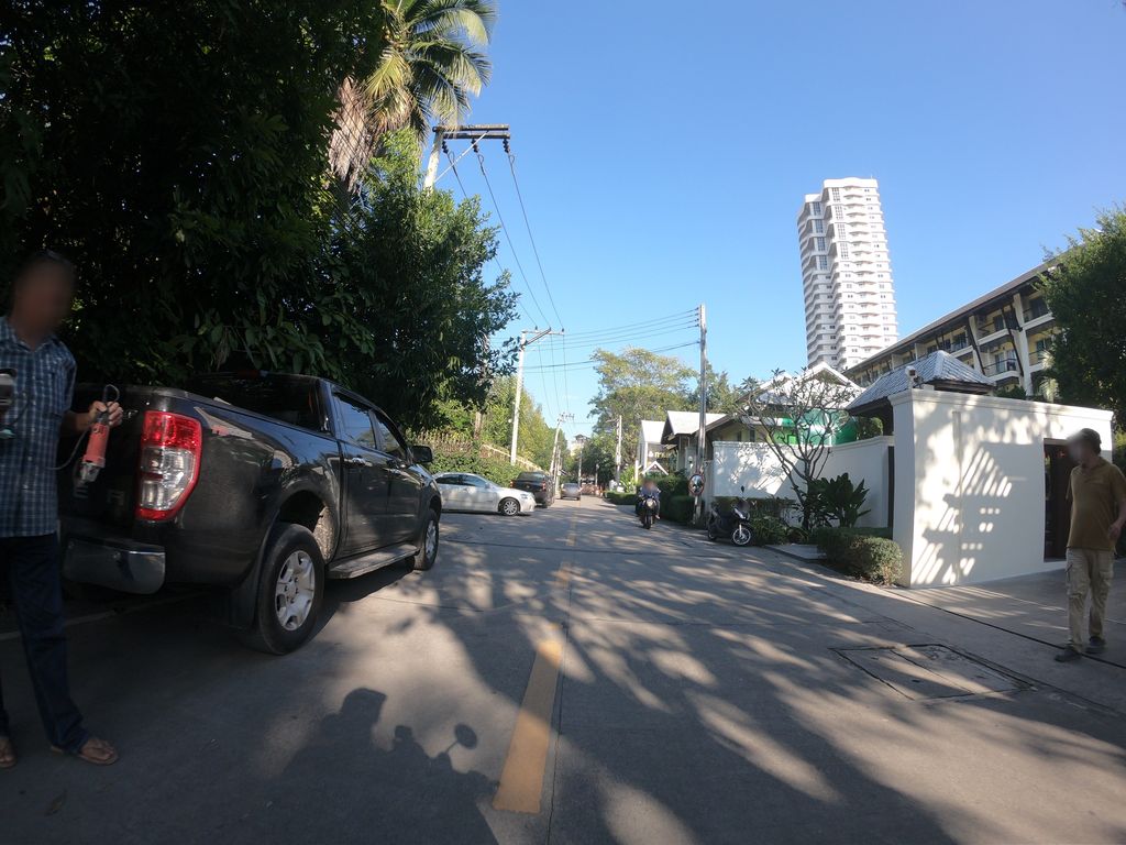 ภาพถนนตรงที่ Palette ตั้งอยู่ ถ่ายโดย chanuwath_grab พ.ศ. 2562 (2019) · A street-level view of where Palette stands, by chanuwath_grab in 2562 (2019)