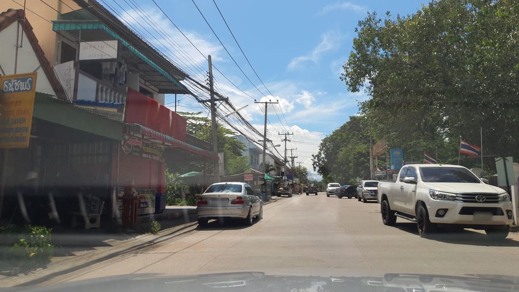 ภาพถนนตรงที่ หลงชา ตั้งอยู่ ถ่ายโดย jrcarlsen พ.ศ. 2564 (2021) · A street-level view of where หลงชา · Longcha stands, by jrcarlsen in 2564 (2021)