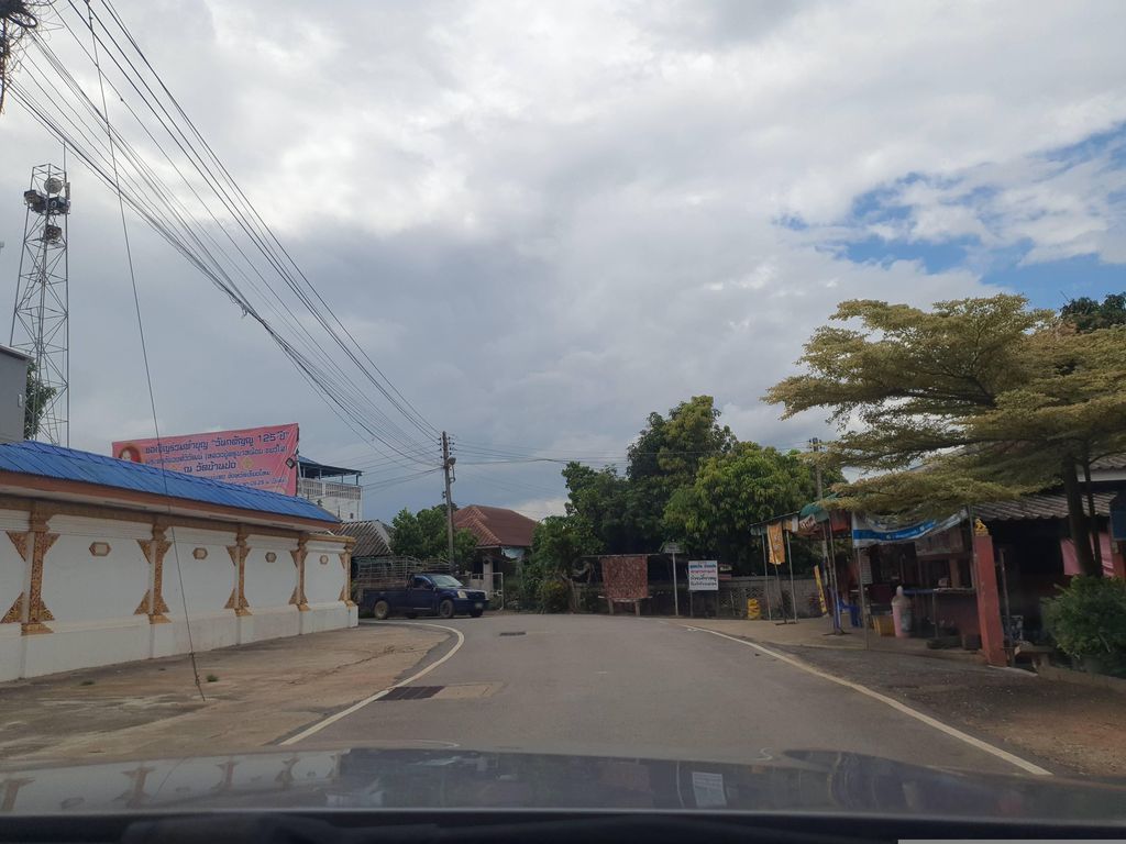 ภาพถนนตรงที่ วัดบ้านปง ตั้งอยู่ ถ่ายโดย jrcarlsen พ.ศ. 2566 (2023) · A street-level view of where วัดบ้านปง · Wat Ban Pong stands, by jrcarlsen in 2566 (2023)