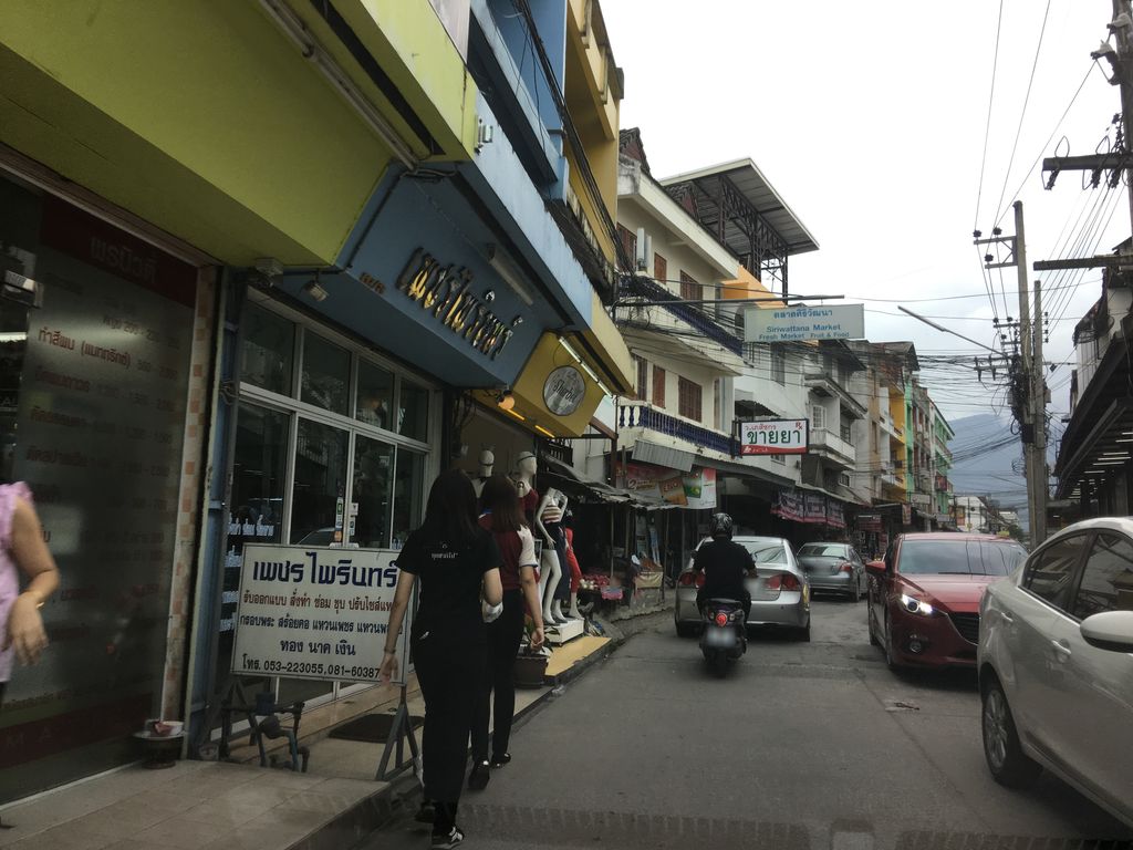 ภาพถนนตรงที่ ร้านพรบิวตี้ ซาลอน ตั้งอยู่ ถ่ายโดย wapriz พ.ศ. 2561 (2018) · A street-level view of where ร้านพรบิวตี้ ซาลอน · Ran Phrabioti Salon stands, by wapriz in 2561 (2018)