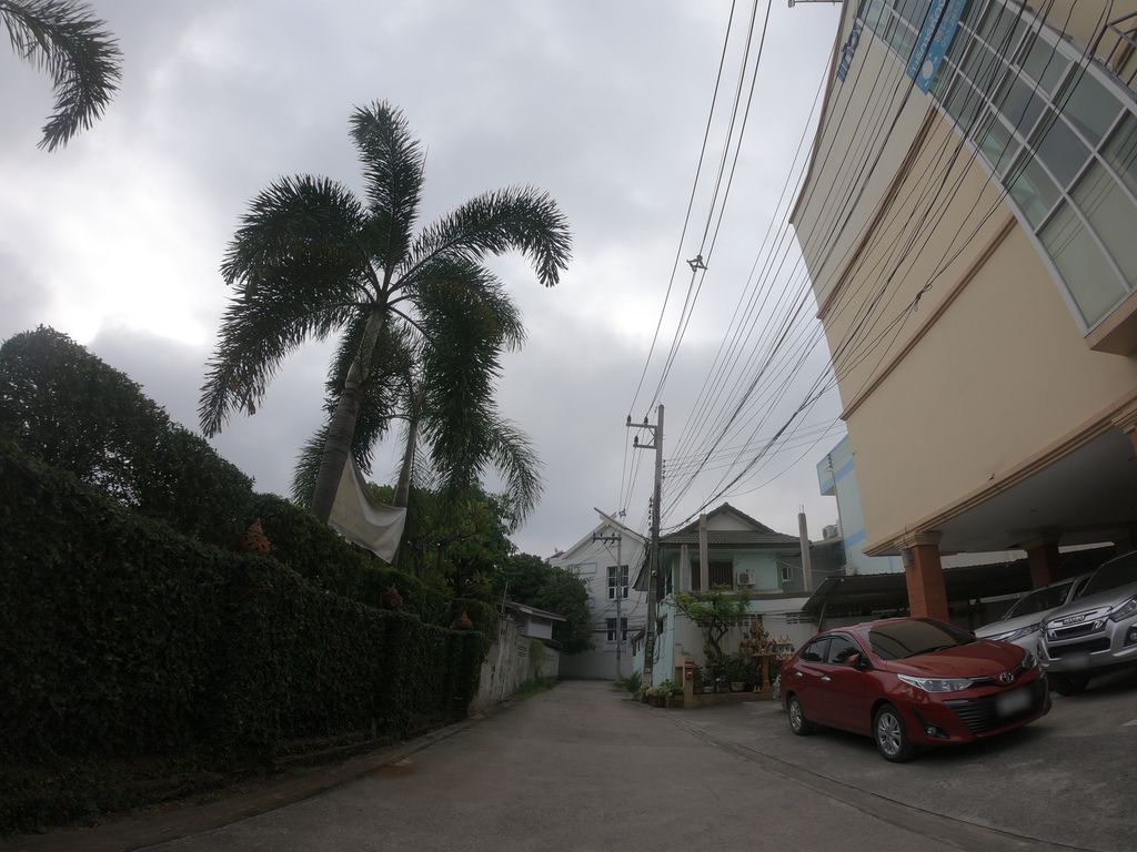 ภาพถนนตรงที่ RYO リョウ coffee ตั้งอยู่ ถ่ายโดย chanuwath_grab พ.ศ. 2562 (2019) · A street-level view of where RYO リョウ coffee stands, by chanuwath_grab in 2562 (2019)