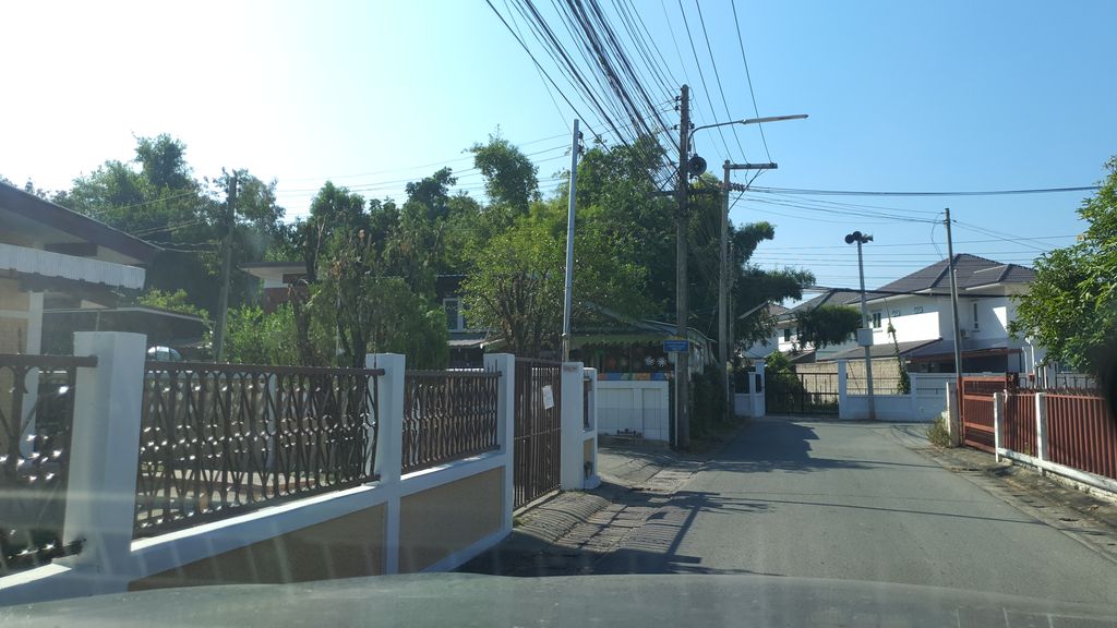 ภาพถนนตรงที่ เฮือนคำแก้ว ตั้งอยู่ ถ่ายโดย jrcarlsen พ.ศ. 2562 (2019) · A street-level view of where เฮือนคำแก้ว · Hueankhamkwae stands, by jrcarlsen in 2562 (2019)