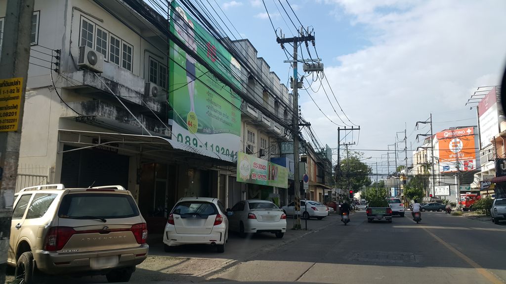 ภาพถนนตรงที่ Hugsticker เชียงใหม่ ตั้งอยู่ ถ่ายโดย jrcarlsen พ.ศ. 2559 (2016) · A street-level view of where Hugsticker เชียงใหม่ stands, by jrcarlsen in 2559 (2016)