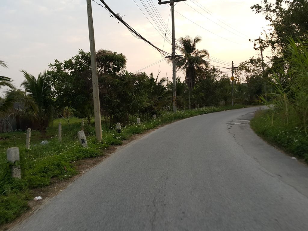 ภาพถนนตรงที่ Mi Nails 99 ตั้งอยู่ ถ่ายโดย jrcarlsen พ.ศ. 2558 (2015) · A street-level view of where Mi Nails 99 stands, by jrcarlsen in 2558 (2015)