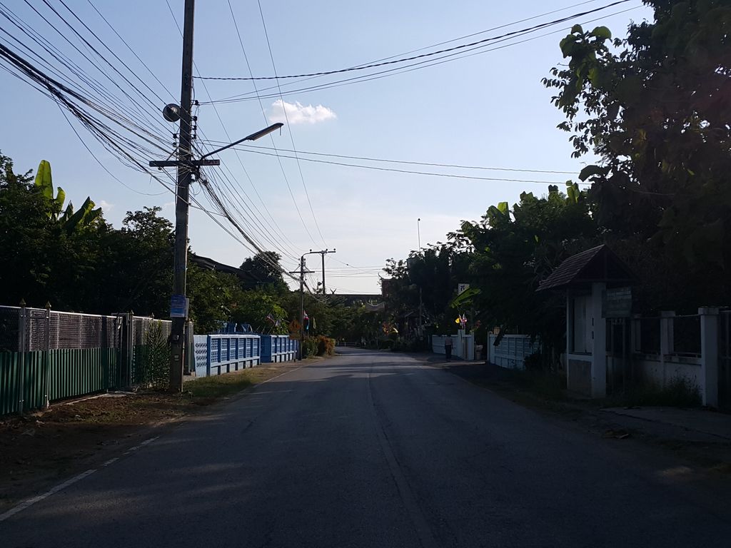 ภาพถนนตรงที่ บ้านม่วงโตน @ ดอยสะเก็ด ตั้งอยู่ ถ่ายโดย jrcarlsen พ.ศ. 2558 (2015) · A street-level view of where บ้านม่วงโตน @ ดอยสะเก็ด · Ban Muang Ton @ Doi Saket stands, by jrcarlsen in 2558 (2015)