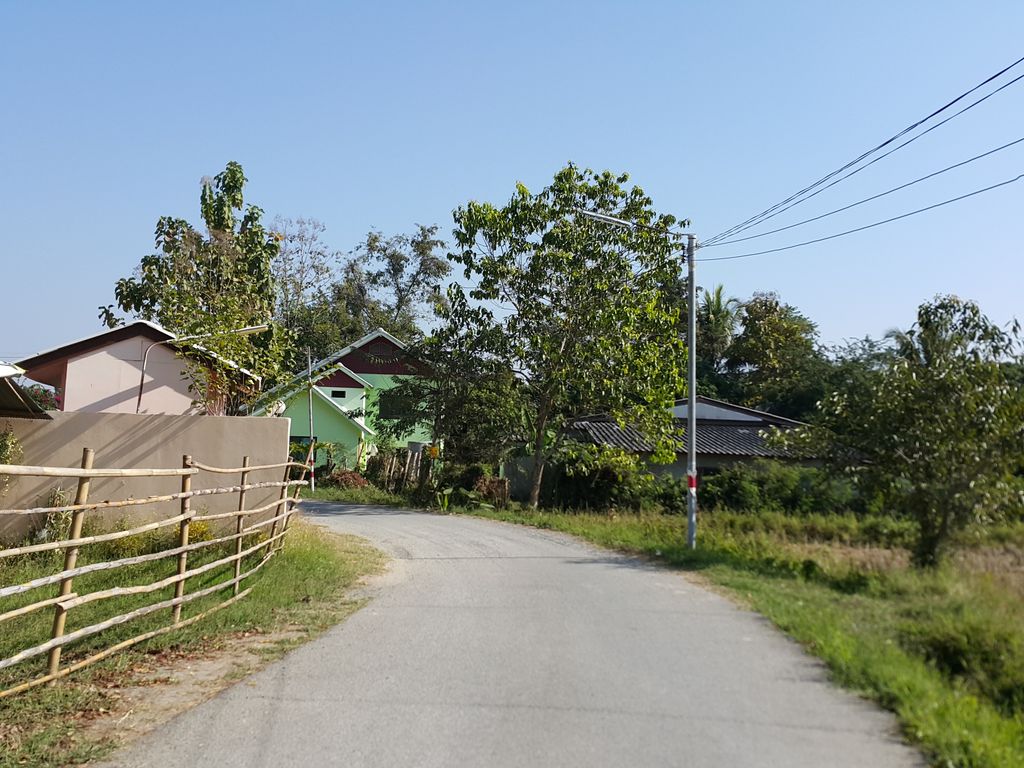 ภาพถนนตรงที่ ครัวขุนศึก ตั้งอยู่ ถ่ายโดย jrcarlsen พ.ศ. 2558 (2015) · A street-level view of where ครัวขุนศึก · Khruakhunsuek stands, by jrcarlsen in 2558 (2015)