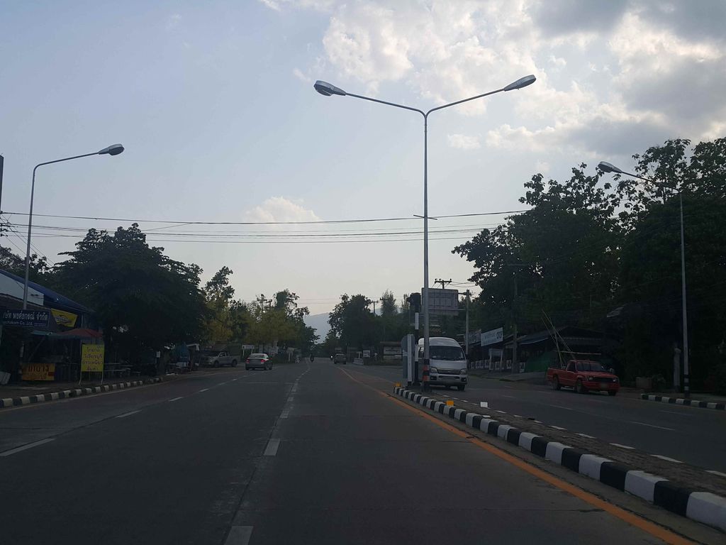 ภาพถนนตรงที่ ร้านอาหารครัวเจ๊มะลิ แม่ริม ตั้งอยู่ ถ่ายโดย jrcarlsen พ.ศ. 2558 (2015) · A street-level view of where ร้านอาหารครัวเจ๊มะลิ แม่ริม · Khrua Che Mali Mae Rim Restaurant stands, by jrcarlsen in 2558 (2015)