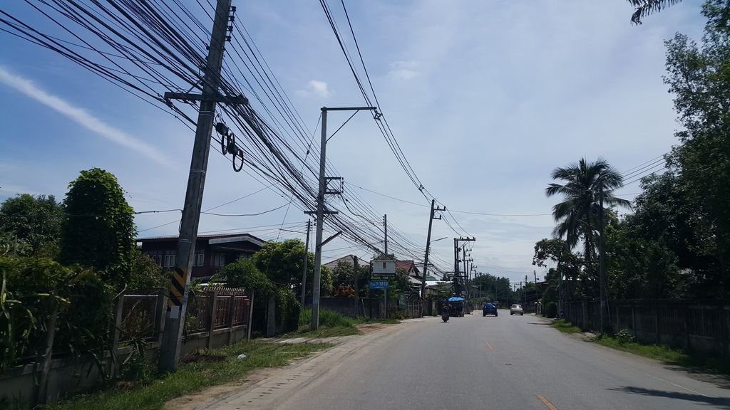 ภาพถนนตรงที่ ร้าน ช. เจริญพาณิชย์ ตั้งอยู่ ถ่ายโดย jrcarlsen พ.ศ. 2559 (2016) · A street-level view of where ร้าน ช. เจริญพาณิชย์ · Ran Cha. Charoen Phanit stands, by jrcarlsen in 2559 (2016)