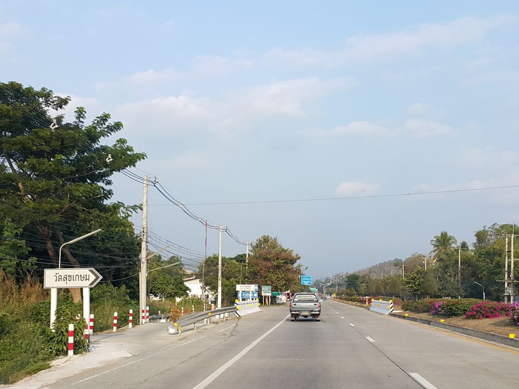 ภาพถนนตรงที่ บริษัท ดอยสะเก็ดคอนกรีต จำกัด ตั้งอยู่ ถ่ายโดย jrcarlsen พ.ศ. 2558 (2015) · A street-level view of where บริษัท ดอยสะเก็ดคอนกรีต จำกัด · Doi Saket Concrete Chamkat Company stands, by jrcarlsen in 2558 (2015)