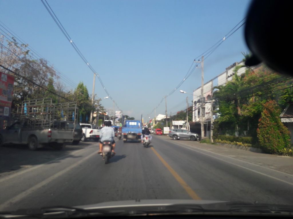 ภาพถนนตรงที่ แอนนี่ เครป ตั้งอยู่ ถ่ายโดย noochjaree พ.ศ. 2561 (2018) · A street-level view of where แอนนี่ เครป · Aenni Crepe stands, by noochjaree in 2561 (2018)