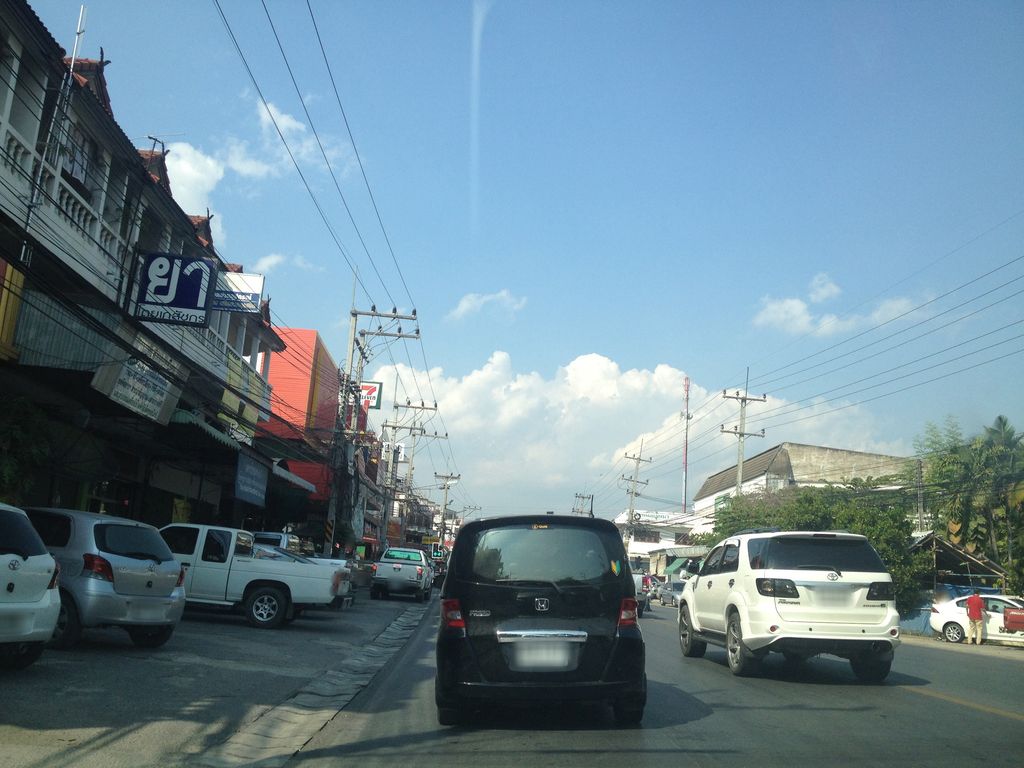 ภาพถนนตรงที่ ท็อปเจริญ (ตลาดมะจำโรง) ตั้งอยู่ ถ่ายโดย jimwatana พ.ศ. 2558 (2015) · A street-level view of where ท็อปเจริญ (ตลาดมะจำโรง) · Top Charoen (talat Machamrong) stands, by jimwatana in 2558 (2015)