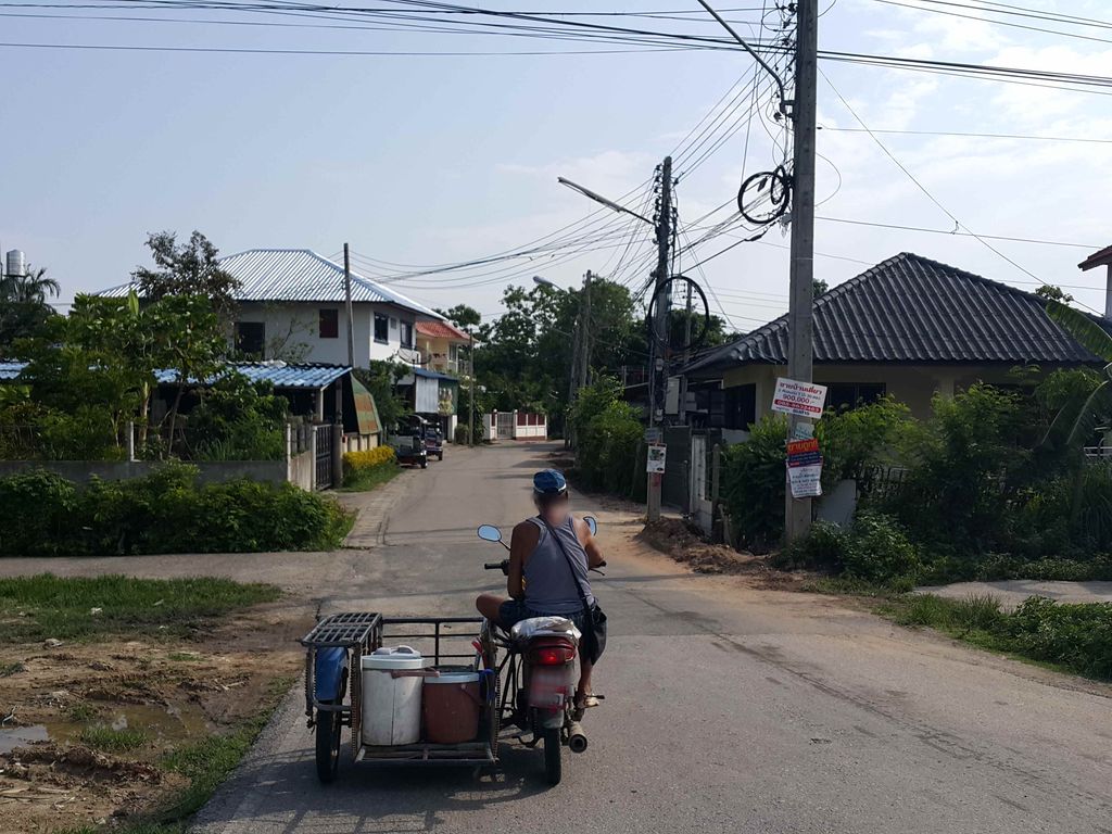 ภาพถนนตรงที่ ร้านรวมใจอาหารตามสั่ง ตั้งอยู่ ถ่ายโดย jrcarlsen พ.ศ. 2558 (2015) · A street-level view of where ร้านรวมใจอาหารตามสั่ง · Ran Ruamchai Ahantamsang stands, by jrcarlsen in 2558 (2015)