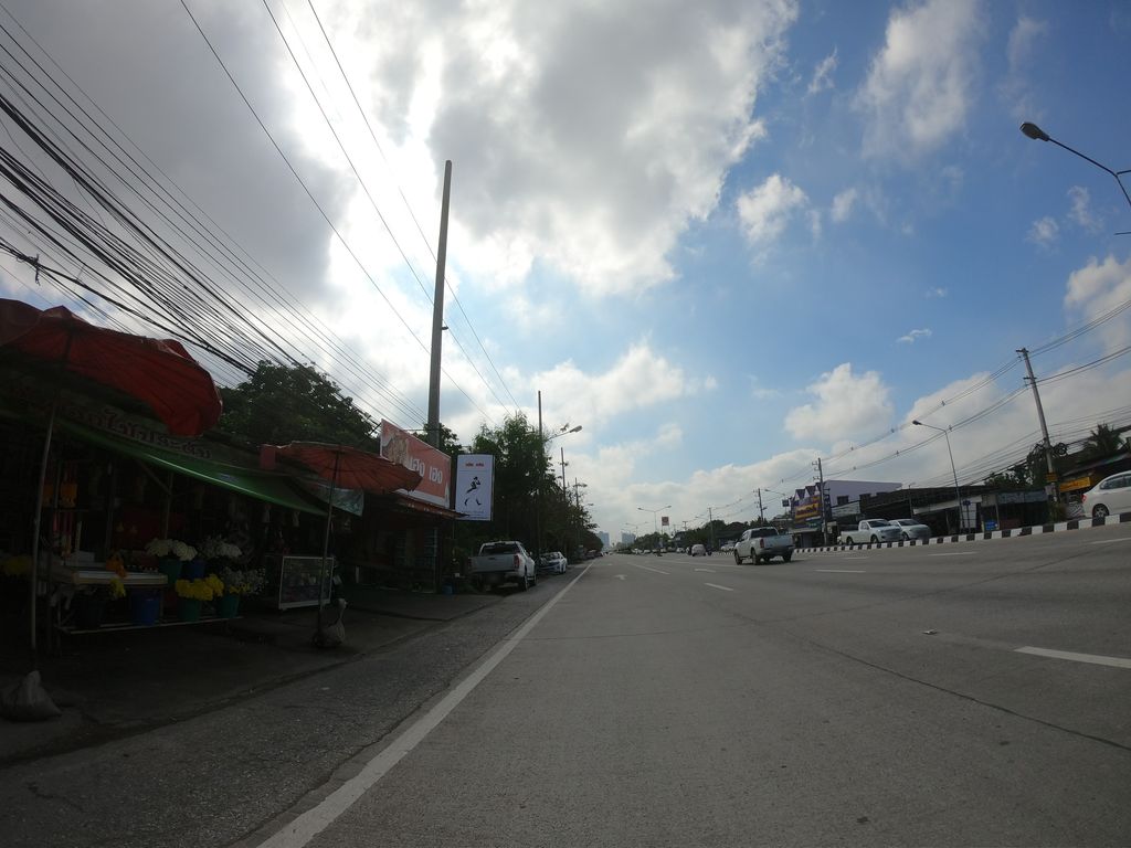 ภาพถนนตรงที่ ร้านภู่ดอกไม้ประดับ ตั้งอยู่ ถ่ายโดย chanuwath_grab พ.ศ. 2562 (2019) · A street-level view of where ร้านภู่ดอกไม้ประดับ · Ran Phu Dok Maipradap stands, by chanuwath_grab in 2562 (2019)