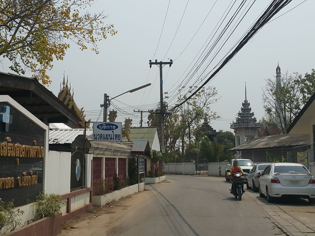 ภาพถนนตรงที่ Ibliss Clinic ตั้งอยู่ ถ่ายโดย jrcarlsen พ.ศ. 2559 (2016) · A street-level view of where Ibliss Clinic stands, by jrcarlsen in 2559 (2016)