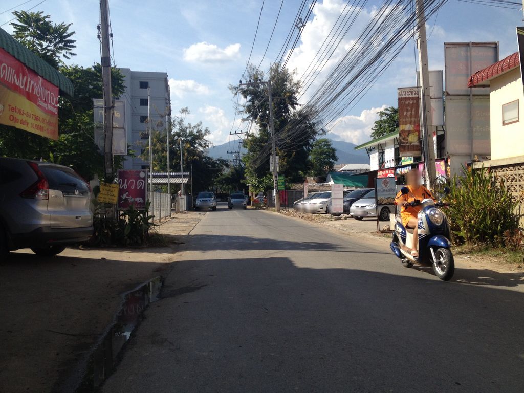 ภาพถนนตรงที่ เสริมสวยสไตล์ลิสต์ ตั้งอยู่ ถ่ายโดย jimwatana พ.ศ. 2558 (2015) · A street-level view of where เสริมสวยสไตล์ลิสต์ · Soemsuai Style Lit stands, by jimwatana in 2558 (2015)