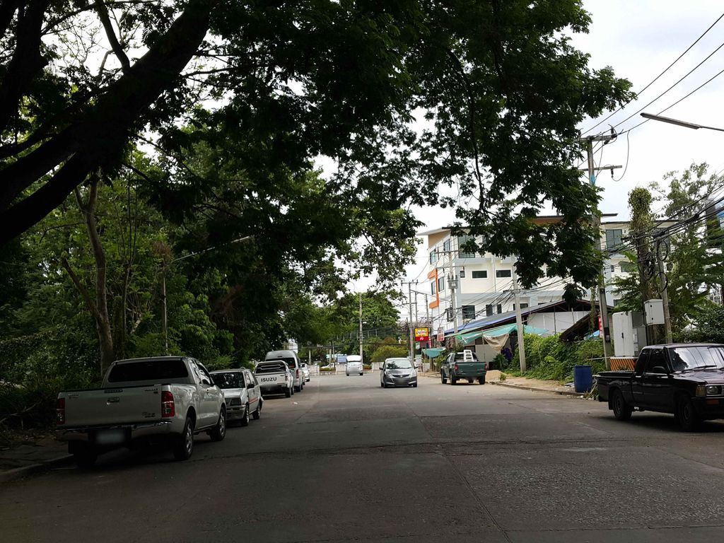 ภาพถนนตรงที่ ถนนคนเดินเคหะหนองหอย ตั้งอยู่ ถ่ายโดย jrcarlsen พ.ศ. 2558 (2015) · A street-level view of where ถนนคนเดินเคหะหนองหอย · Thanon Khondoen Khehanonghoi stands, by jrcarlsen in 2558 (2015)