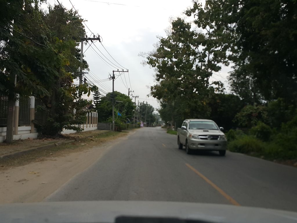 ภาพถนนตรงที่ สถานีตำรวจภูธรสันกำแพง ตั้งอยู่ ถ่ายโดย jrcarlsen พ.ศ. 2557 (2014) · A street-level view of where สถานีตำรวจภูธรสันกำแพง · San Kamphaeng Provincial police station stands, by jrcarlsen in 2557 (2014)